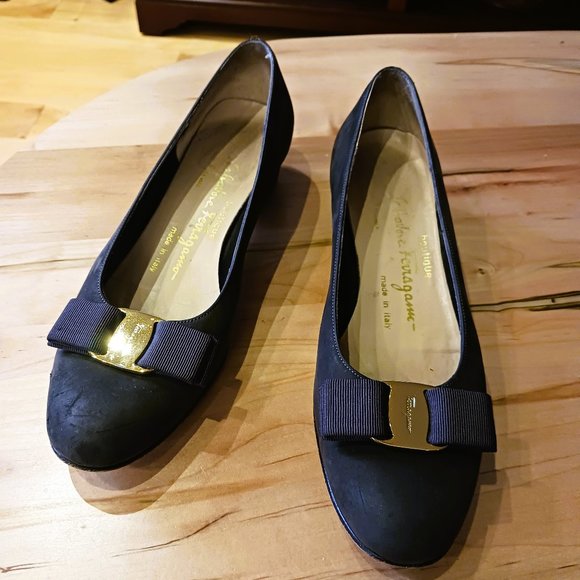 VARA Iconic SALVATORE FERRAGAMO deep olive suede low heel pump VGUC Sz 7.5B - Picture 2 of 11